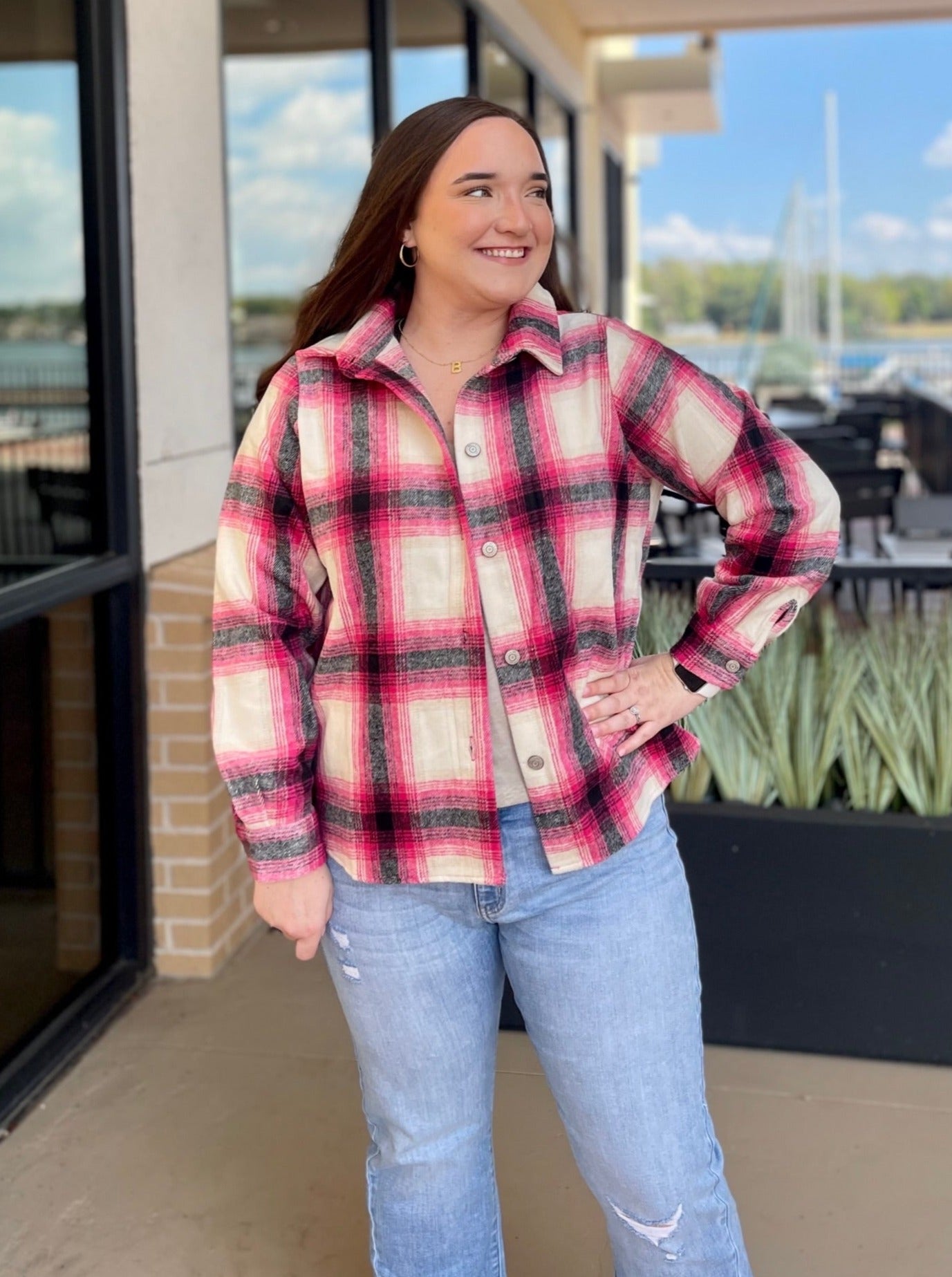 KOURTNEY LOOKING TO THE RIGHT IN SHACKET