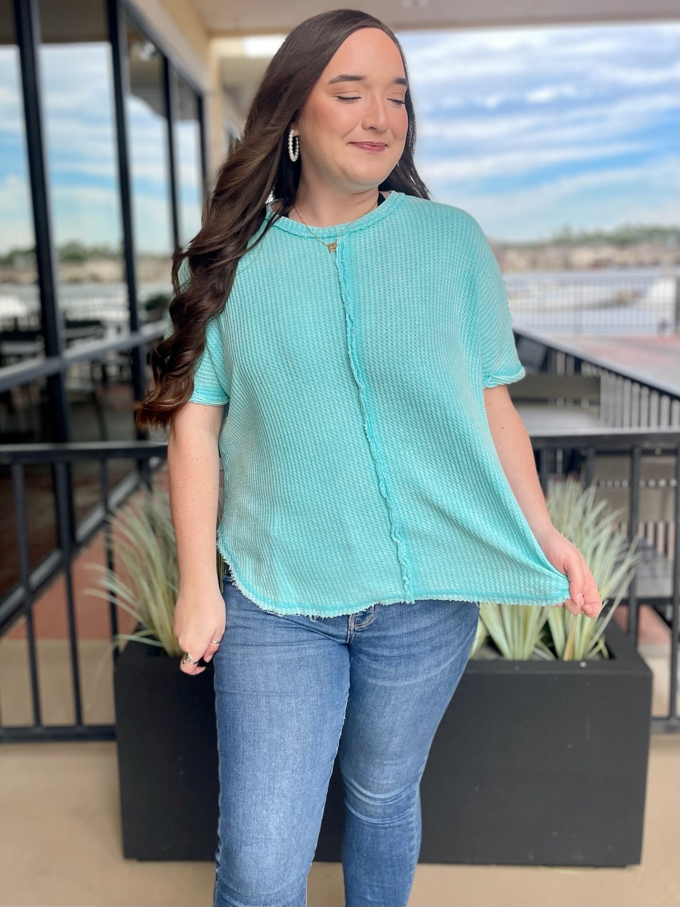 KORT IN MINT SKY WAFFLE SHORT SLEEVE TOP FRONT VIEW LOOKING TO THE SIDE