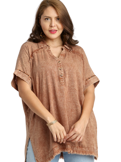 MODEL IN CAPPUCINO DALEE MINERAL WASH BOXY TOP FRONT VIEW