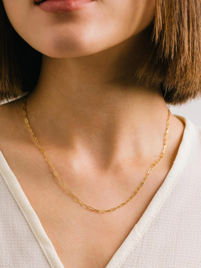 MODEL WEARING GOLD NECKLACE
