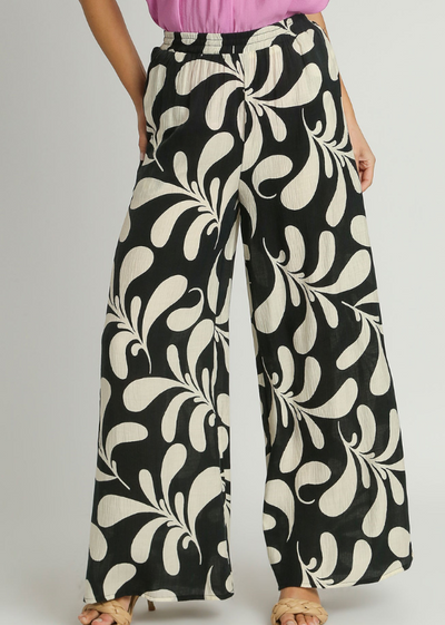MODEL IN KAYDENCE CRINKLED PALAZZO PANTS BLACK FRONT VIEW