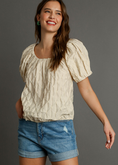 MODEL IN KAELYNN TEXTURED BUBBLE SLEEVE TOP NATURAL FRONT VIEW