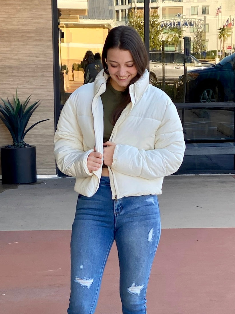 MEGAN IN WHIP CREAM CARRI QUILTED JACKET LOOKING DOWN