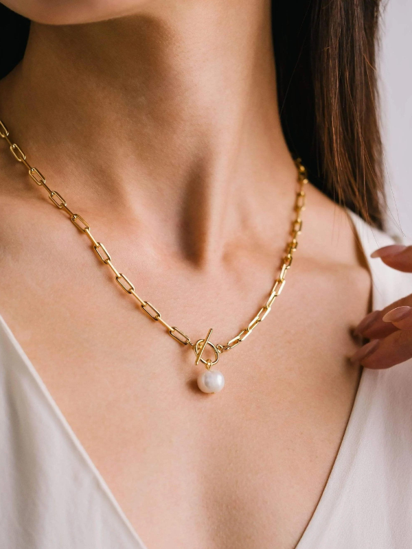 MODEL WEARING GOLD CHAIN NECKLACE WITH PEARL
